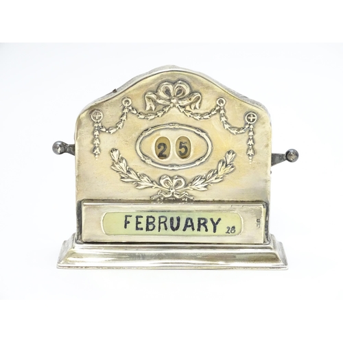 439 - A silver desk calendar with bow and swag detail, hallmarked Birmingham 1910, maker Henry Matthews. A... 