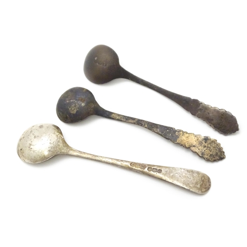 537 - A quantity of assorted items to include silver salt spoons, decanter label, silver plate cocktail sp... 