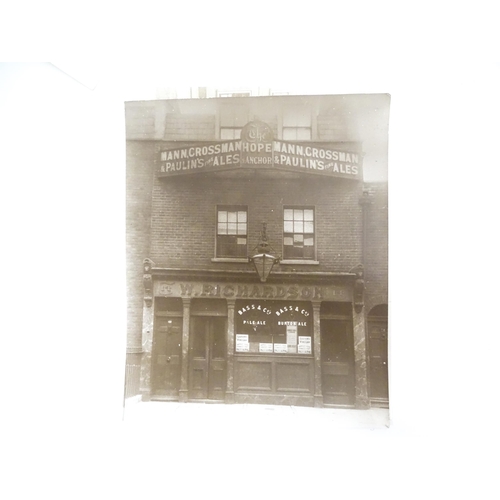 2135 - An archive of early 20thC monochrome photographs depicting various pubs / inns / restaurants in Lond... 