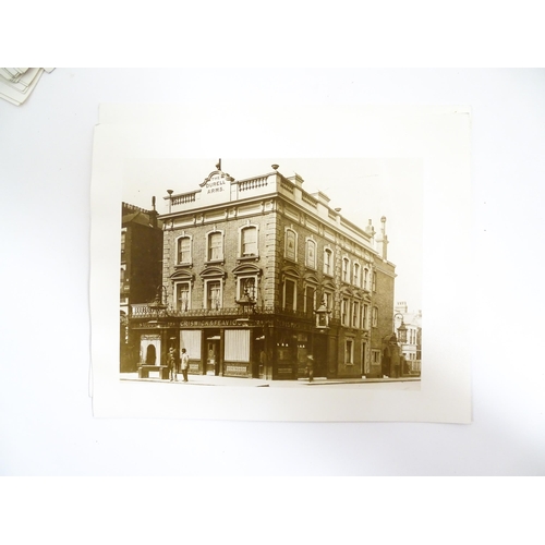 2135 - An archive of early 20thC monochrome photographs depicting various pubs / inns / restaurants in Lond... 