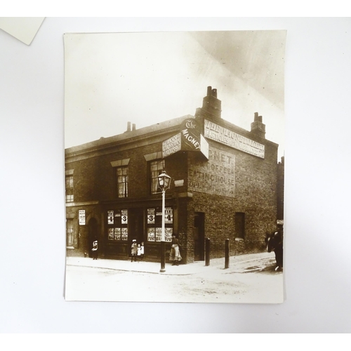 2135 - An archive of early 20thC monochrome photographs depicting various pubs / inns / restaurants in Lond... 