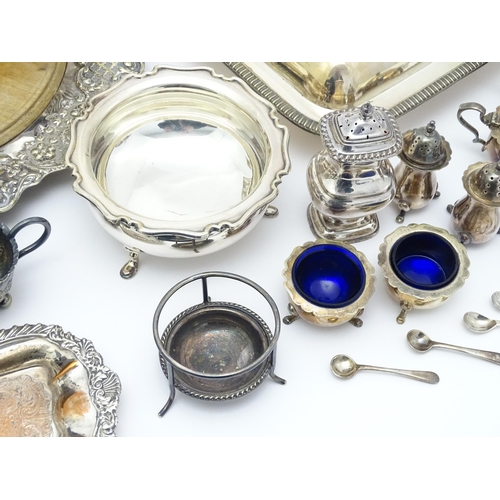 682 - A quantity of assorted silver plated wares to include sauce boats, serving dishes, cruets, teapot, s... 