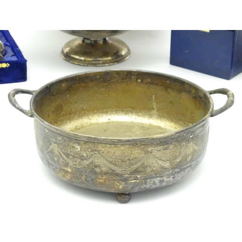 685 - A quantity of silver plated wares to include coasters, cruets, dishes, trays, etc. Largest approx. 1... 