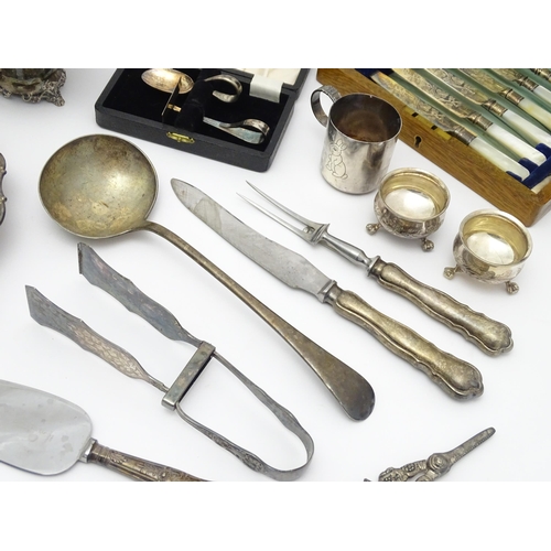 686 - A quantity of silver plate to include servers, candlesticks, Art Deco strainer, asparagus servers, g... 