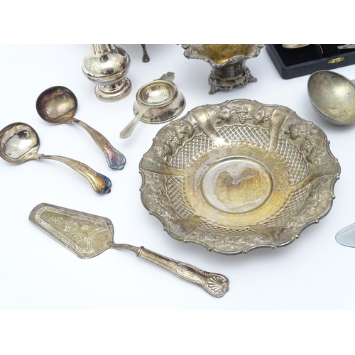 686 - A quantity of silver plate to include servers, candlesticks, Art Deco strainer, asparagus servers, g... 