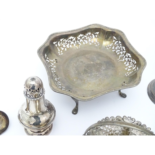 686 - A quantity of silver plate to include servers, candlesticks, Art Deco strainer, asparagus servers, g... 