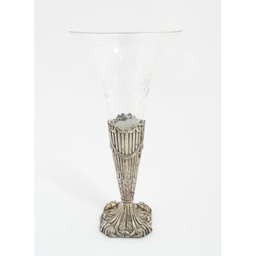 238 - A Victorian glass vase / epergne vase. The glass flute formed vase with silver base decorated with b... 