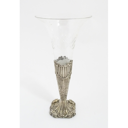 238 - A Victorian glass vase / epergne vase. The glass flute formed vase with silver base decorated with b... 