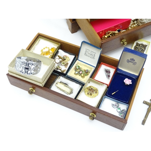 903 - A jewellery box containing a quantity of assorted costume and vintage jewellery to include brooches,... 