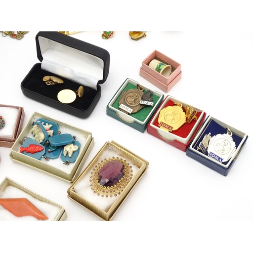 903 - A jewellery box containing a quantity of assorted costume and vintage jewellery to include brooches,... 