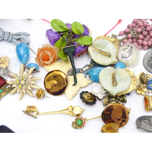 903 - A jewellery box containing a quantity of assorted costume and vintage jewellery to include brooches,... 