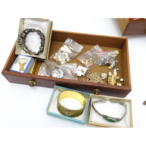 903 - A jewellery box containing a quantity of assorted costume and vintage jewellery to include brooches,... 