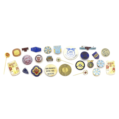 988 - Trade Union Interest: a quantity of assorted badges, pins, etc. to include National Association of T... 