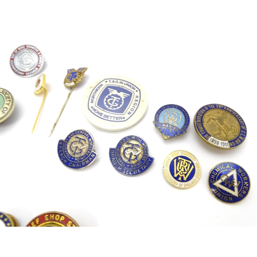 991 - Trade Union Interest: a quantity of assorted badges, pins, etc. to include Chemical Workers Union (S... 