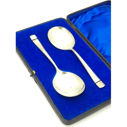 634 - A cased pair of Art Deco silver serving spoons hallmarked Sheffield 1939, maker Alexander Clark & Co... 