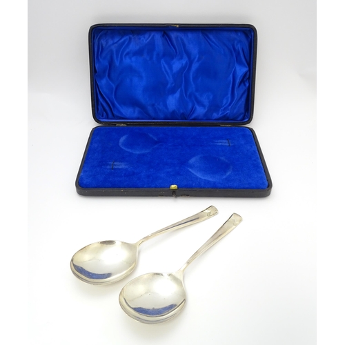 634 - A cased pair of Art Deco silver serving spoons hallmarked Sheffield 1939, maker Alexander Clark & Co... 