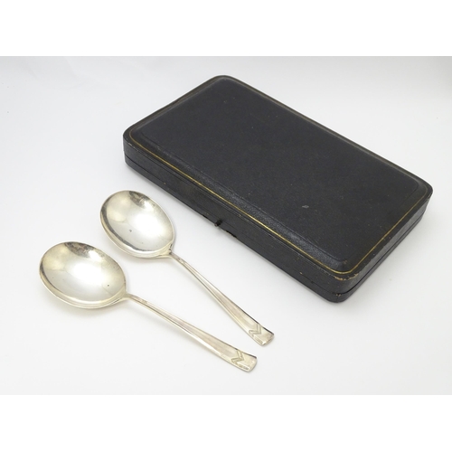 634 - A cased pair of Art Deco silver serving spoons hallmarked Sheffield 1939, maker Alexander Clark & Co... 