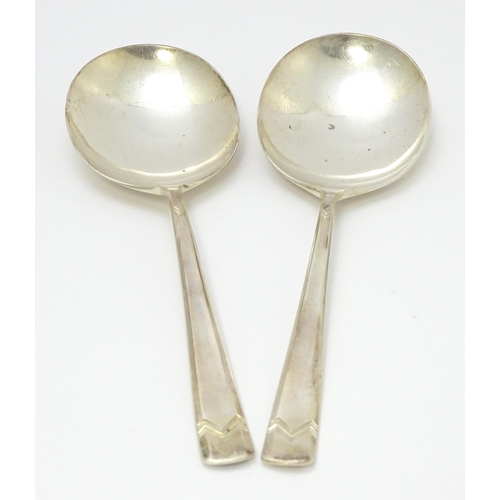 634 - A cased pair of Art Deco silver serving spoons hallmarked Sheffield 1939, maker Alexander Clark & Co... 