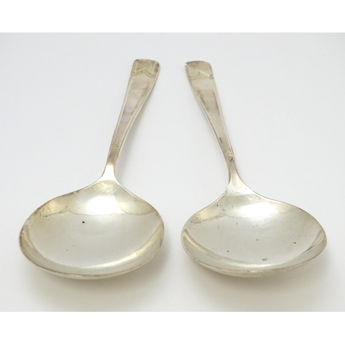 634 - A cased pair of Art Deco silver serving spoons hallmarked Sheffield 1939, maker Alexander Clark & Co... 