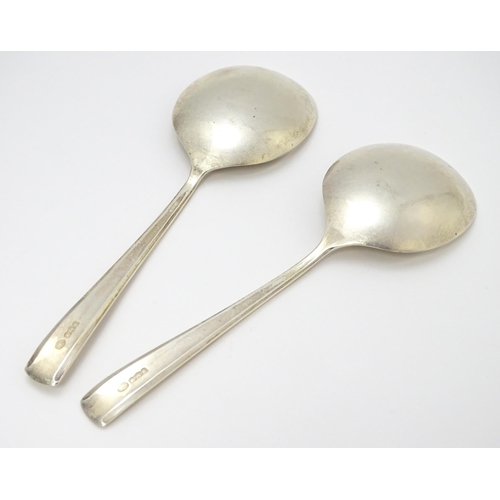 634 - A cased pair of Art Deco silver serving spoons hallmarked Sheffield 1939, maker Alexander Clark & Co... 