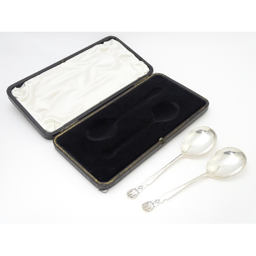 635 - A cased pair of silver serving spoons hallmarked Sheffield 1912, maker Allen & Darwin. Approx. 7 1/4... 