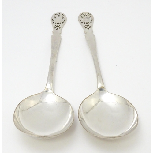 635 - A cased pair of silver serving spoons hallmarked Sheffield 1912, maker Allen & Darwin. Approx. 7 1/4... 