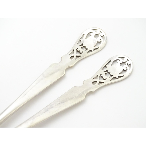 635 - A cased pair of silver serving spoons hallmarked Sheffield 1912, maker Allen & Darwin. Approx. 7 1/4... 