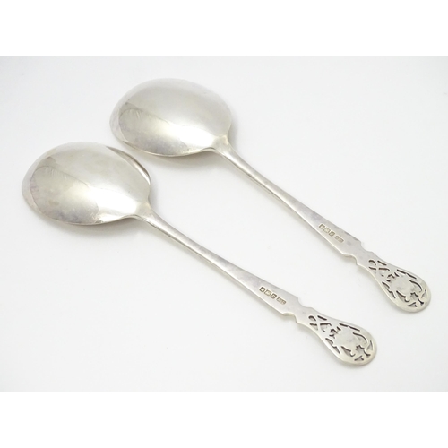 635 - A cased pair of silver serving spoons hallmarked Sheffield 1912, maker Allen & Darwin. Approx. 7 1/4... 