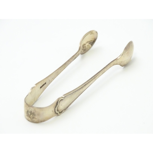 638 - A cased set of six silver teaspoons with sugar tongs en suite, hallmarked Sheffield 1922, maker Mano... 