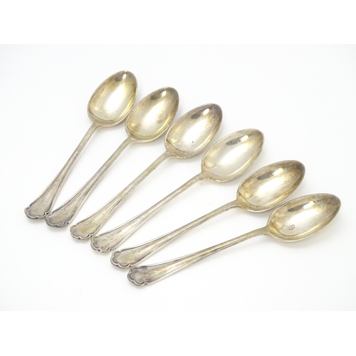 638 - A cased set of six silver teaspoons with sugar tongs en suite, hallmarked Sheffield 1922, maker Mano... 