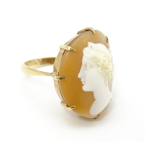 698 - A 9ct gold ring set set with central shell carved cameo. Ring size approx O