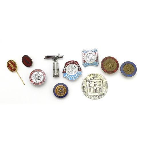 970 - Trade Union Interest: a quantity of assorted badges, pins, etc. to include a National Society of Ama... 