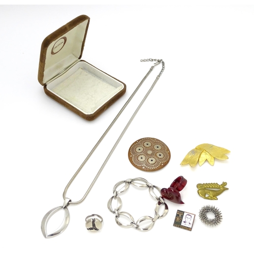 873A - A quantity of assorted jewellery to include a necklace, bracelet and ring by Oroton, a French brooch... 