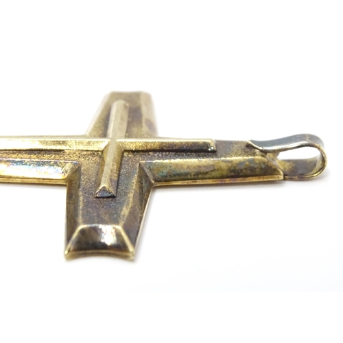 880 - A large silver pendant cross. Hallmarked London 1989 maker Mark William Munson. Approx 3 1/4