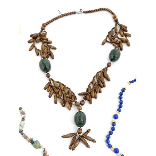 891 - Assorted necklaces to include a pearl necklace with silver clasp, a lapis lazuli and pearl bead neck... 