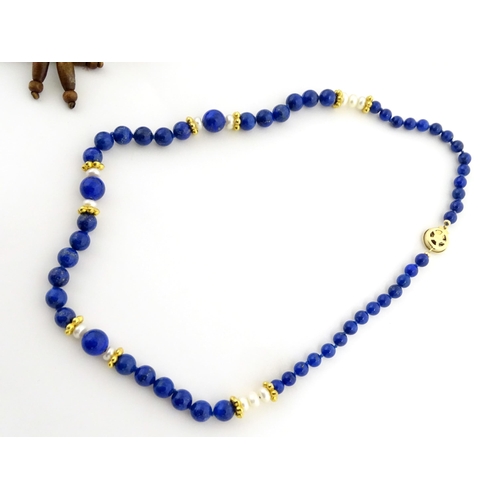 891 - Assorted necklaces to include a pearl necklace with silver clasp, a lapis lazuli and pearl bead neck... 