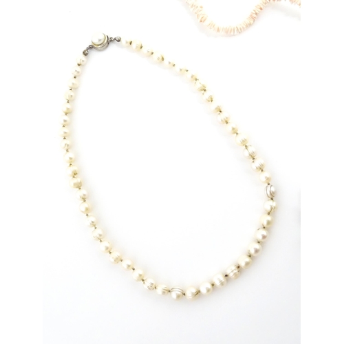 891 - Assorted necklaces to include a pearl necklace with silver clasp, a lapis lazuli and pearl bead neck... 