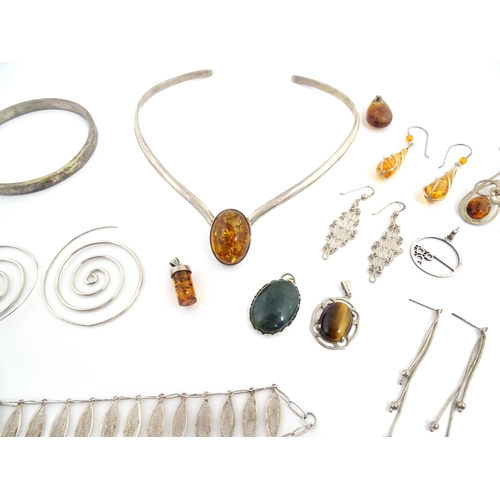 902 - A quantity of assorted silver and white metal jewellery to include filigree bracelet, pendant and bu... 