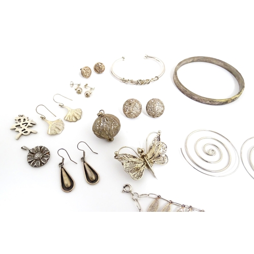 902 - A quantity of assorted silver and white metal jewellery to include filigree bracelet, pendant and bu... 