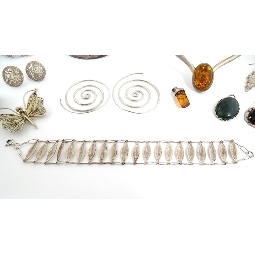 902 - A quantity of assorted silver and white metal jewellery to include filigree bracelet, pendant and bu... 