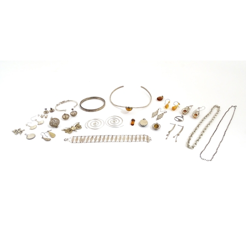 902 - A quantity of assorted silver and white metal jewellery to include filigree bracelet, pendant and bu... 