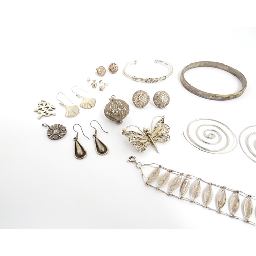 902 - A quantity of assorted silver and white metal jewellery to include filigree bracelet, pendant and bu... 