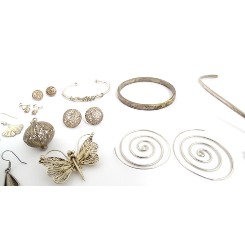 902 - A quantity of assorted silver and white metal jewellery to include filigree bracelet, pendant and bu... 