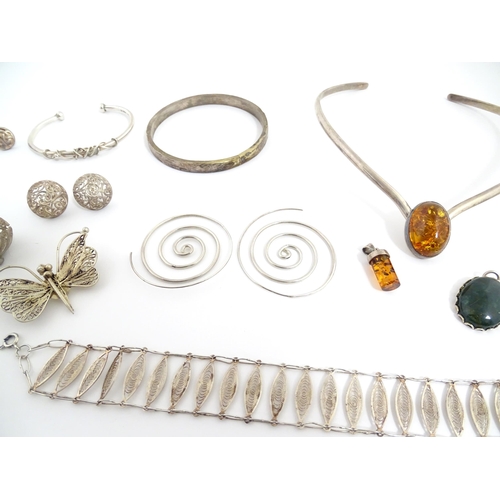 902 - A quantity of assorted silver and white metal jewellery to include filigree bracelet, pendant and bu... 