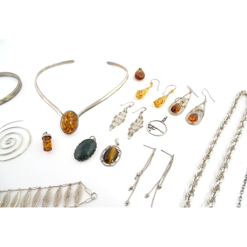 902 - A quantity of assorted silver and white metal jewellery to include filigree bracelet, pendant and bu... 