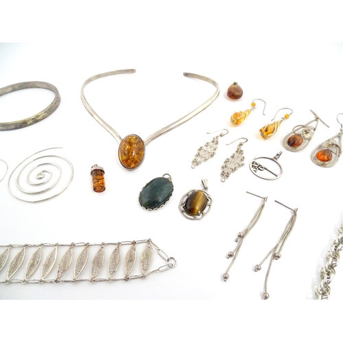 902 - A quantity of assorted silver and white metal jewellery to include filigree bracelet, pendant and bu... 