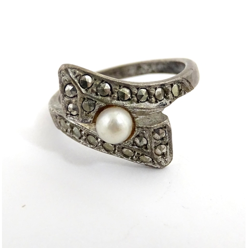 910A - A quantity of assorted jewellery comprising a Continental silver ring with filigree decoration, a wh... 