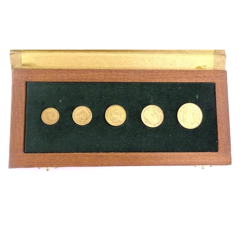 967 - Cased collectors coins for the Republic of Ecuador. The case titled Banco Central Del Ecuador 1927-1... 