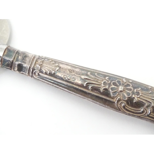 420 - A silver handled Kings pattern pie server hallmarked Sheffield 1964. Approx 10