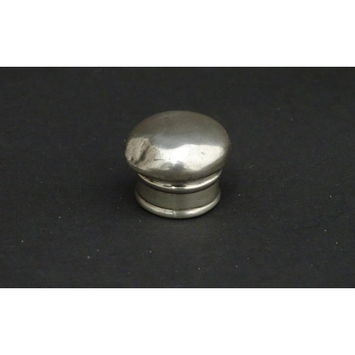 422 - A glass hip flask of ovoid form with screw top. Approx. 4 3/4